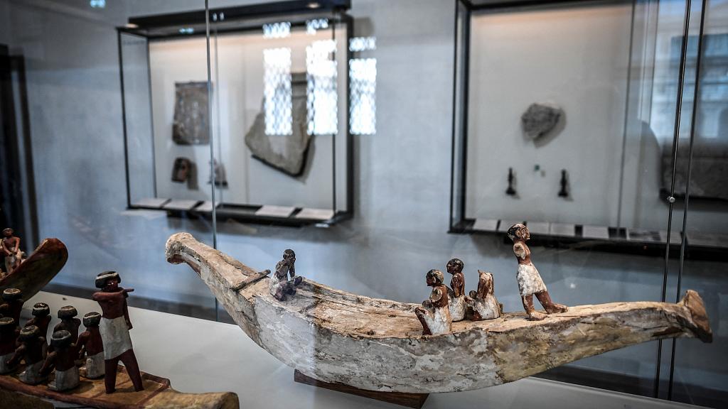 Egyptian prosecution orders arrest of former MP for trafficking artifacts.